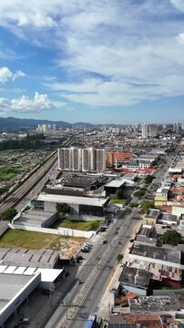 Vis&atilde;o a&eacute;rea vertical do tr&acirc;nsito da cidade de Mogi das Cruzes, mostrando ruas movimentadas e ve&iacute;culos em fluxo constante