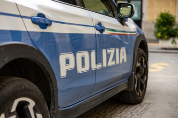 Patrol policja włoska na służbie w mieście. Polizia