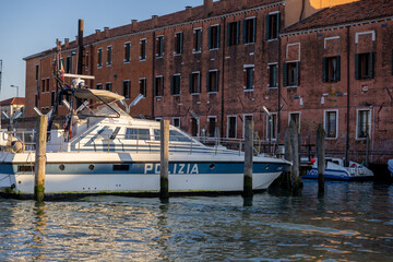 Polizia wodna miasto wenecja. Motorówka © FotoDax