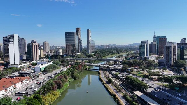 Imagem a&eacute;rea do bairro de Pinheiros em S&atilde;o Paulo com vista ampla da Marginal Pinheiros e seus pr&eacute;dios comerciais