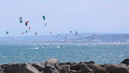 Défi kitesurf, planche à voile, foil wing surf à Gruissan 2025 à la plage des Chalets