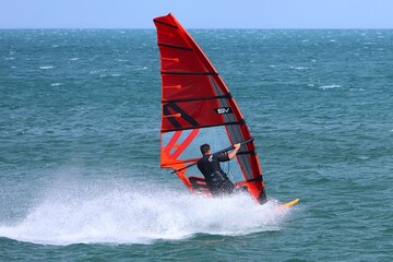 Défi kitesurf, planche à voile, foil wing surf à Gruissan 2025 à la plage des Chalets