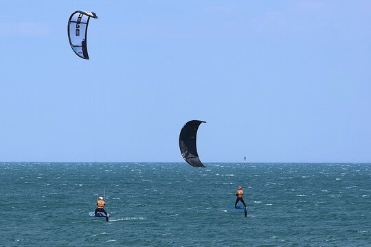 D&eacute;fi kitesurf, planche &agrave; voile, foil wing surf &agrave; Gruissan 2025 &agrave; la plage des Chalets