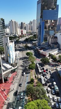 Movimento constante na Avenida Faria Lima, com ve&iacute;culos e pedestres entre pr&eacute;dios comerciais, destaca um dos principais centros financeiros e tecnol&oacute;gicos da cidade de S&atilde;o Paulo