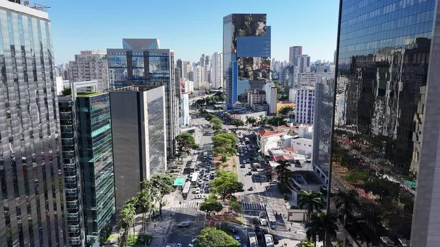 Drone vis&atilde;o a&eacute;rea revela o eixo financeiro da Avenida Faria Lima com edif&iacute;cios comerciais, arquitetura moderna e tr&aacute;fego urbano intenso.