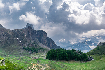 Le meraviglie dell’Alta Valle Maira: la Rocca Provenzale, il monte Oronaye, la guglia del Brec de...