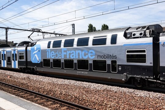 Un train &Icirc;le-de-France mobilit&eacute;s &agrave; quai	