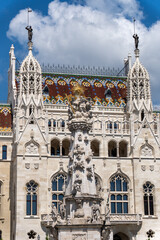 Fototapeta premium Architectural elegance of Budapest's ornate building with vibrant cloud backdrop