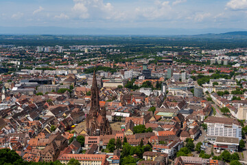 Obraz premium Panoramic Cityscape View with Historic Cathedral and Urban Surroundings