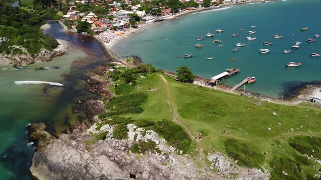 Ponta das Campanhas e Praia da Arma&ccedil;&atilde;o em Florian&oacute;polis &ndash; Vista A&eacute;rea 4K