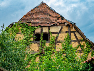 Gebäudeschäden an einem historischen Fachwerkhaus