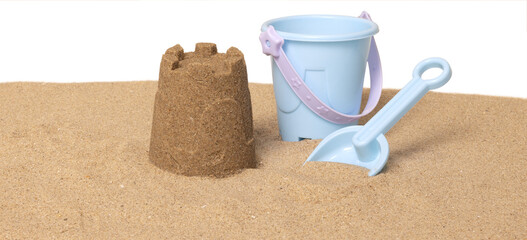 Seau de plage et jeux sur un fond de sable de plage