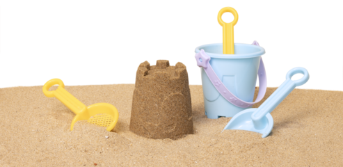 Seau de plage et jeux sur un fond de sable de plage