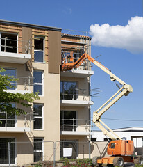  Isolation et bardage extérieur d'un immeuble d'habitation en construction