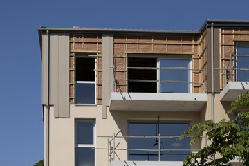 Isolation et bardage extérieur d'un immeuble d'habitation en construction	