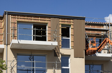 Isolation et bardage extérieur d'un immeuble d'habitation en construction	