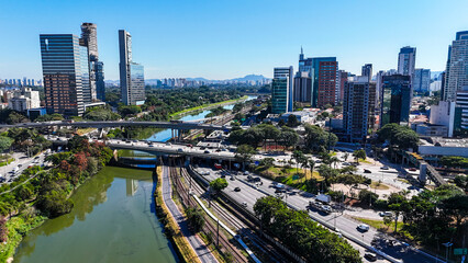 Visão aérea do bairro de Pinheiros e do Rio Pinheiros, em São Paulo, SP. A imagem mostra a...