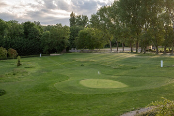 Un terrain de golf au coucher du soleil