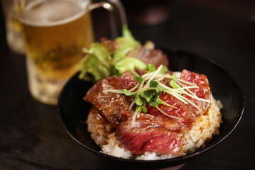 ステーキ丼とビールの食事シーン
