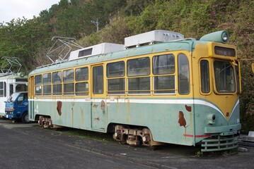 廃車になった黄色いレトロ電車
