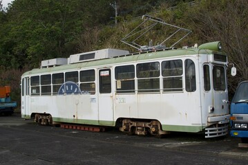 廃車になった白いレトロ電車

