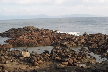 岩礁のある海岸風景
