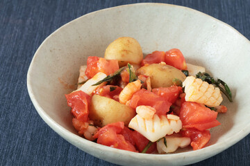 新じゃがとイカのトマト炒め