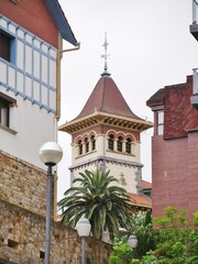 Gebäude und Turm in Santurzi bei Bilbao