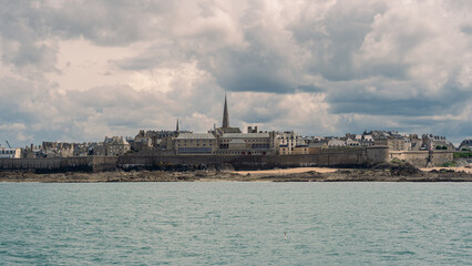 Ville de St Malo en Bretagne vue de la mer 