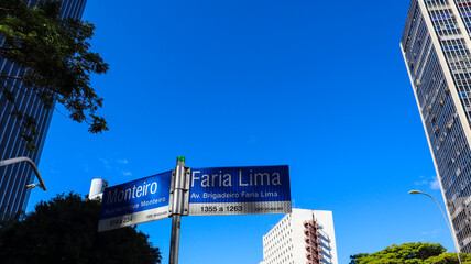 Placa de sinalização da Avenida Brigadeiro Faria Lima em São Paulo, via importante da capital,...