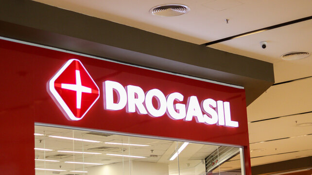 Loja Farm&aacute;cia Drogasil em shopping, fachada moderna e clara, oferecendo medicamentos e produtos de sa&uacute;de. Ambiente organizado e acolhedor. S&atilde;o Paulo, SP em 04 Jun 25