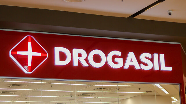 Loja da Drogasil com fachada bem sinalizada e ambiente de conveni&ecirc;ncia para compras r&aacute;pidas. S&atilde;o Paulo, SP em 04 Jun 25