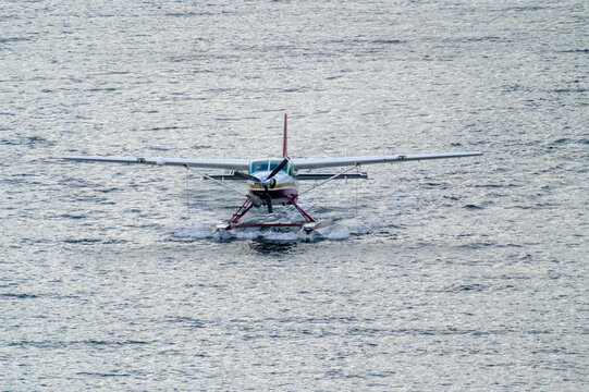 Cessna Caravan (C208) taxiing on water