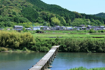 Obraz premium 若井沈下橋 初夏の景観 （高知県 四万十町）