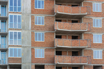 Building with windows without cladding