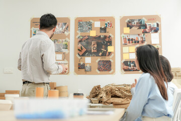 Obraz premium Young man presenting biodegradable utensils during an eco friendly product