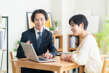 若い女性に営業をするビジネスウーマン