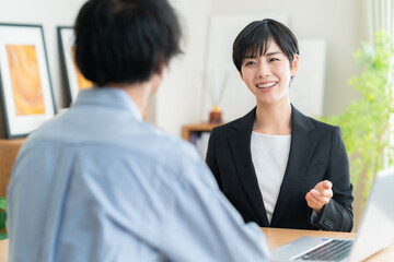 若い女性に営業をするビジネスウーマン