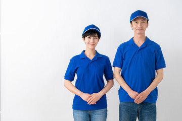 白バックの若い男女の引越し業者