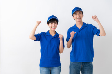 白バックの若い男女の引越し業者