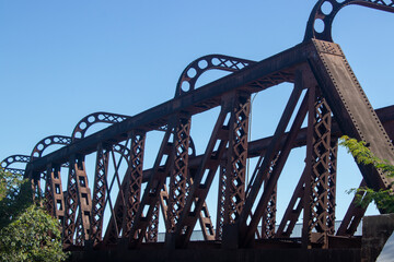Estructura de antiguo puente de hierro