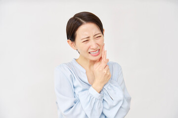 40代の女性　虫歯　白背景