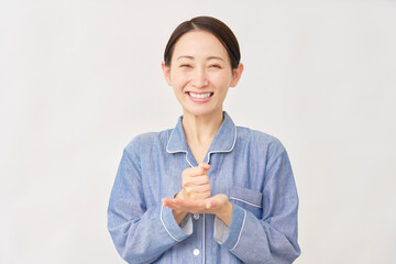 パジャマ姿の女性　ひらめく　白背景