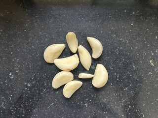 Peeled Garlic Cloves on Black Granite – Indian Kitchen Ingredient