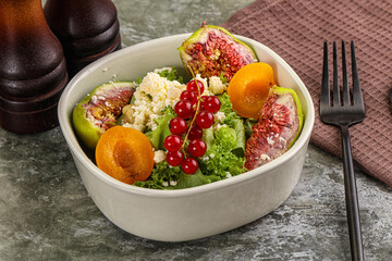 Salad with fig and sheep cheese