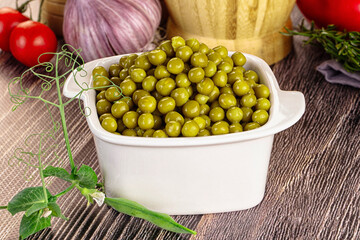 Sweet young canned green peas