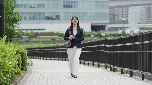 女性　ビジネス　通勤