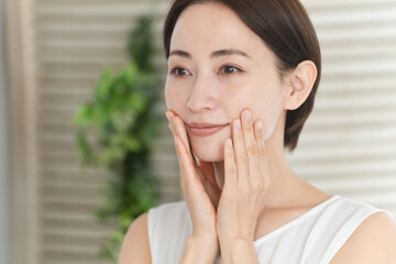 スキンケアをする若い女性　ビューティーイメージ