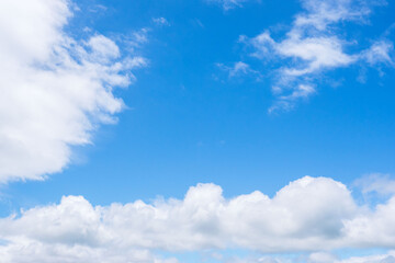 Fototapeta premium 雨上がりの澄んだ青空と白い雲09