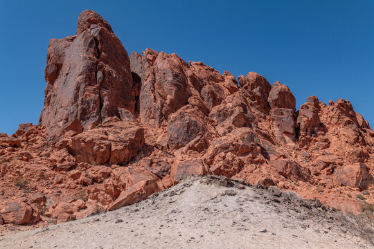 Willow Tank Formation (Lower Cretaceous)&mdash;Claystone and siltstone, carbonaceous shale, sandstone and sandy conglomerate. Fire Wave Trail, Valley of Fire State Park, Nevada geology. red Aztec Sandstone 